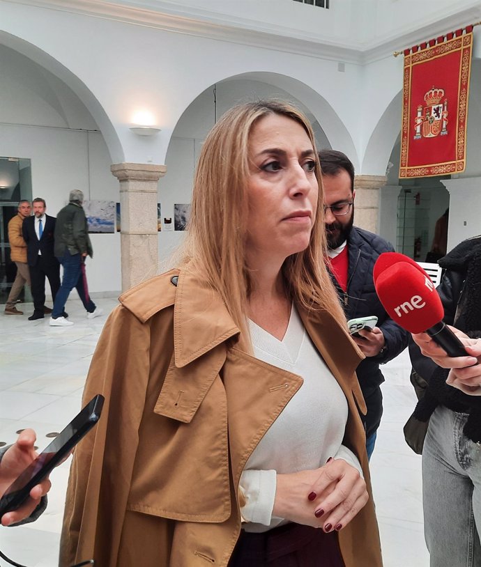 La presidenta de la Junta de Extremadura, María Guardiola, en declaraciones a los medios tras participar en un minuto de silencio por los afectados por la DANA