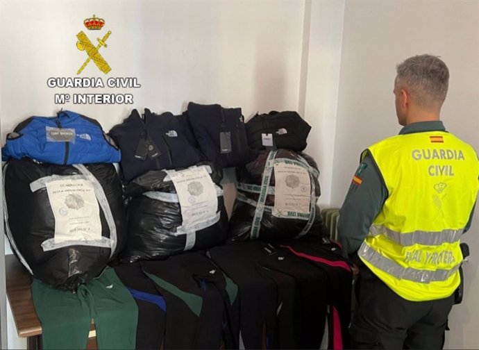 Ropa falsificada procedente de Portugal incautada en una furgoneta en el puente internacional de Tui (Pontevedra).