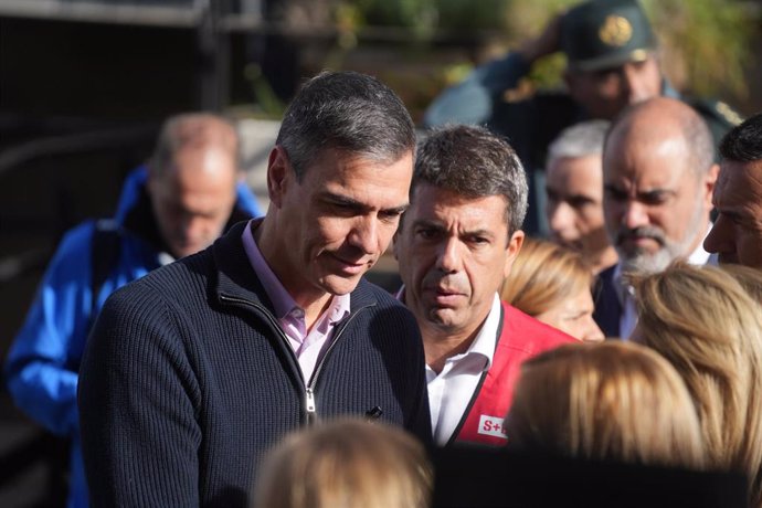 El presidente del Gobierno, Pedro Sánchez (i) y el presidente de la Generalitta valenciana, Carlos Mazón (d), durante su visita el Centro de Coordinación Operativo Integrado (CECOPI) de la Comunidad Valenciana, 