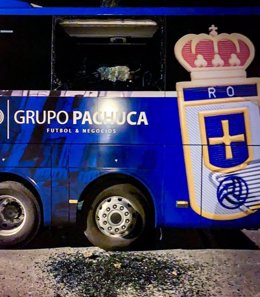 El autobús del Real Oviedo sufre daños en una de las lunas cuando estaba estacionado en Ávila.