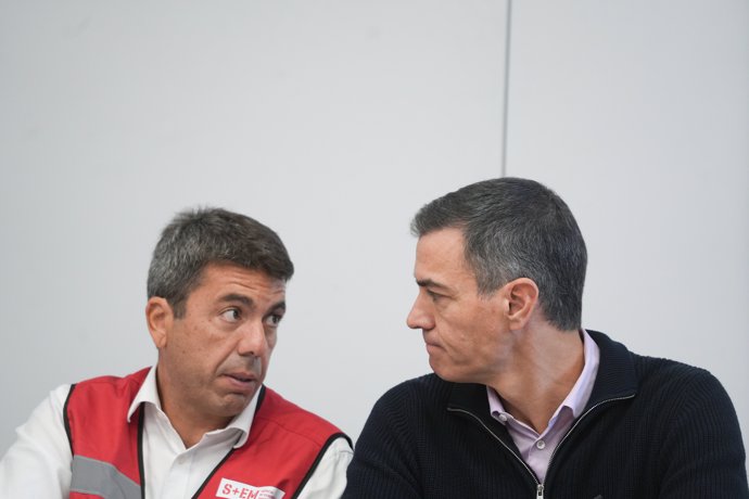 El presidente de la Generalitat valenciana, Carlos Mazón (i) y el presidente del Gobierno, Pedro Sánchez (d), durante una reunión en el Centro de Coordinación Operativo Integrado (CECOPI) de la Comunitat Valenciana, a 31 de octubre de 2024, en L'Eliana, 