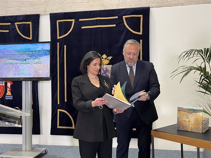 La historiadora Beatriz Sánchez y el presidente de las Cortes de CyL, Carlos Pollán,  presentan el Catálogo de la Colección de Arte de las Cortes