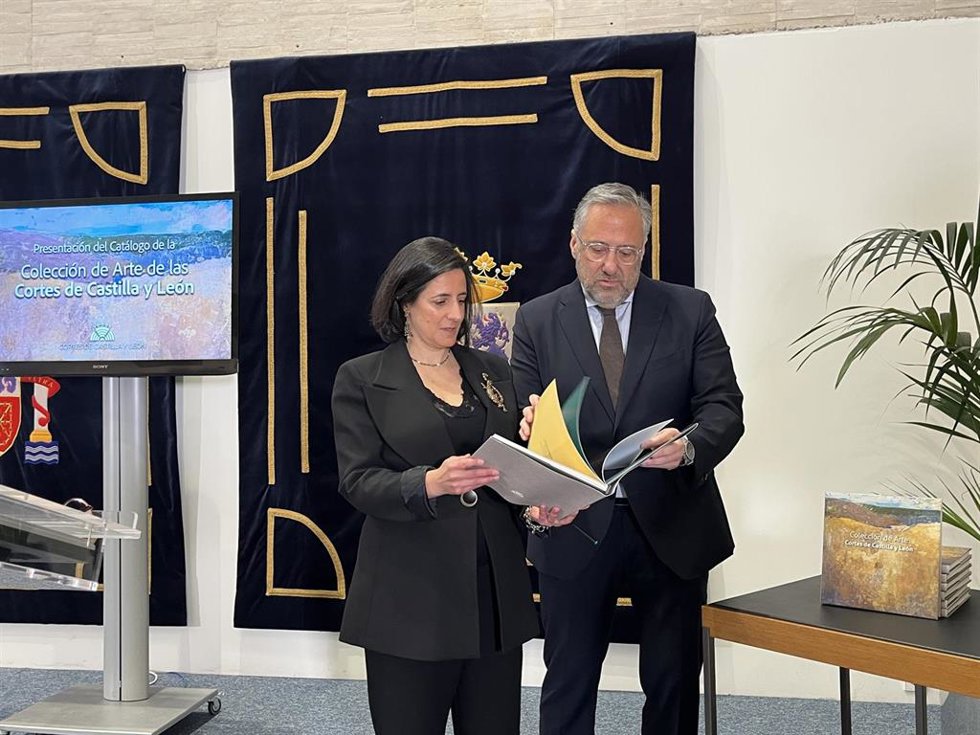 La historiadora Beatriz Sánchez y el presidente de las Cortes de CyL, Carlos Pollán, presentan el Catálogo de la Colección de Arte de las Cortes