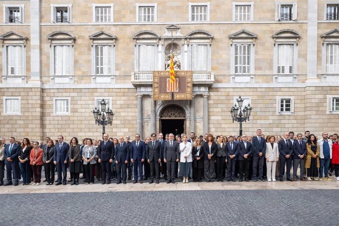 Minuto de silencio ante el Palau de la Generalitat por las víctimas de la dana