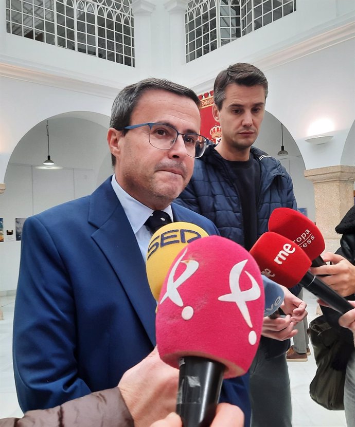 El secretario general del PSOE extremeño y presidente de la Diputación de Badajoz, Miguel Ángel Gallardo, en declaraciones a los medios tras participar en un minuto de silencio por los afectados por la DANA