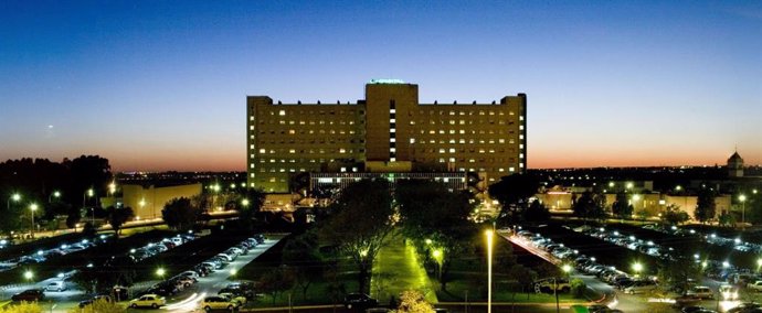 Vista del Hospital de Valme y del aparcamiento que ahora se remodelará.