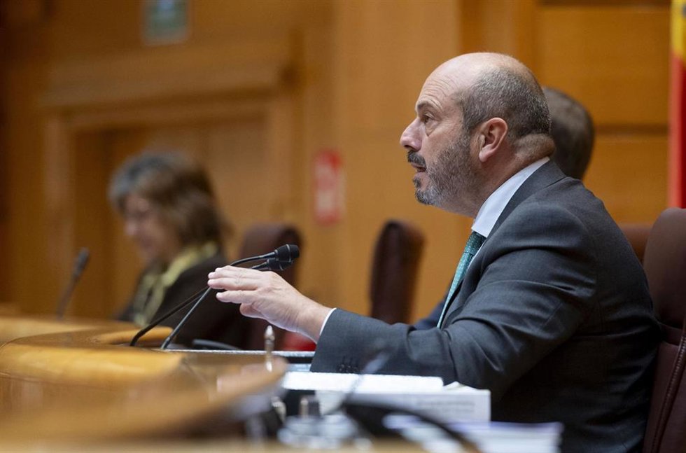 El presidente del Senado, Pedro Rollán, interviene durante una sesión de control al Gobierno, en el Senado, a 29 de octubre de 2024, en Madrid (España). Cuestiones jurídicas como el cese del Fiscal General del Estado, la imputación a Begoña Gómez y la a
