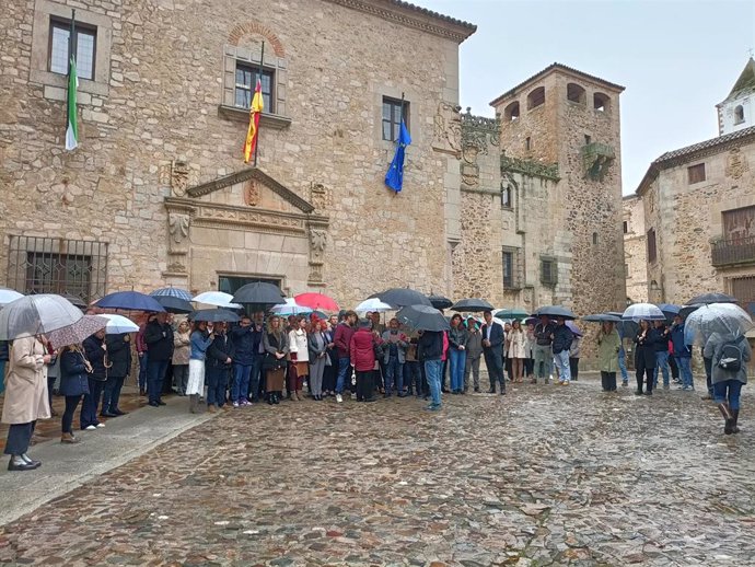 Minuto de silencio de la Diputación de Cáceres por las víctimas de la DANA