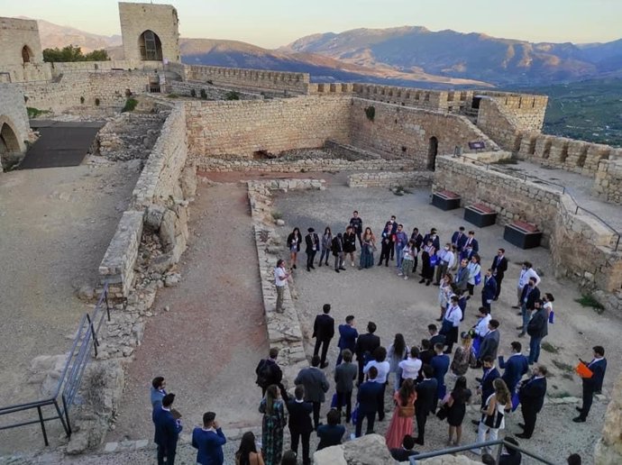 Archivo - Turistas en el castillo de Santa Catalina de Jaén (Foto de archivo).