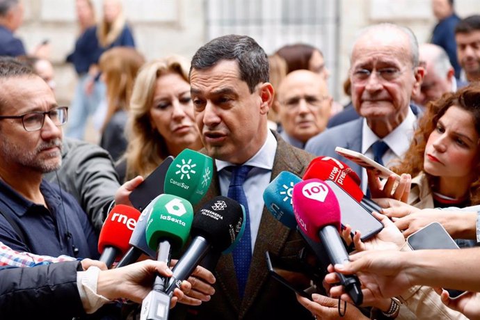 El presidente de la Junta de Andalucía, Juanma Moreno, atiende a los medios en Málaga.