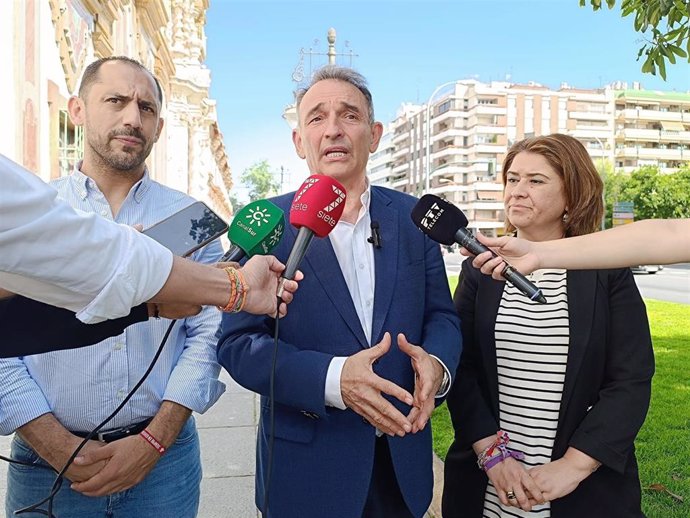 Archivo - Enrique Santiago (centro) en una atención a medios en Córdoba.