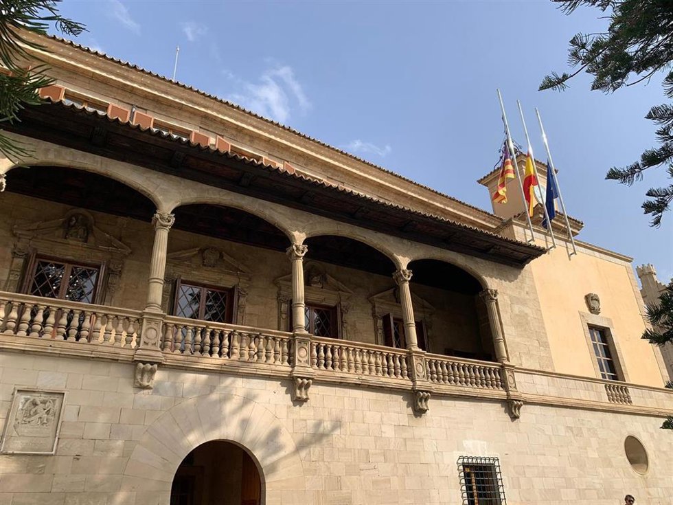 Las banderas en el Consolat de Mar ondean a media asta durante los tres días de luto por los fallecidos a causa de la DANA