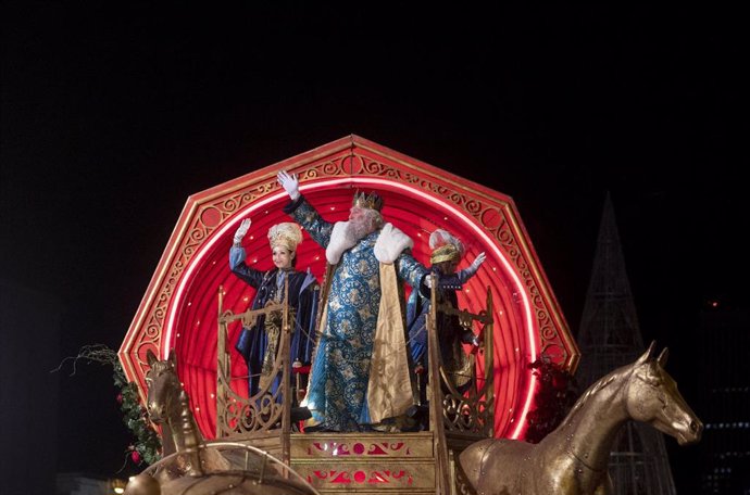 Archivo - El Rey Melchor saluda a los niños durante la cabalgata, a 5 de enero de 2024