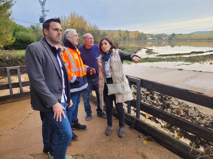 El consejero de Fomento del Gobierno de Aragón, Octavio López, en su visita a Llumes para supervisar la limpieza, tras la DANA, de la Z-412.