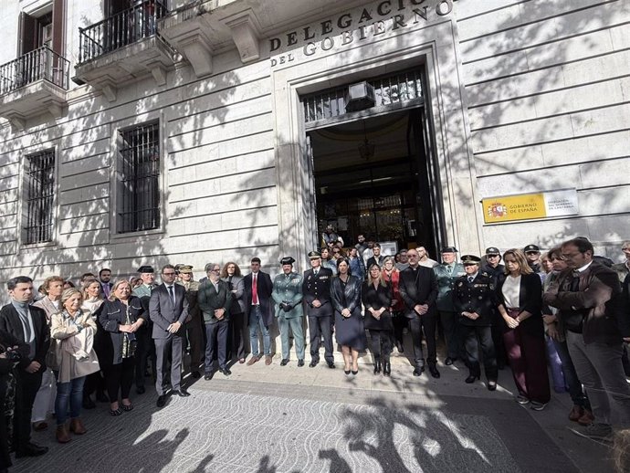 Minuto de silencio en la Delegación del Gobierno de Cantabria por la DANA