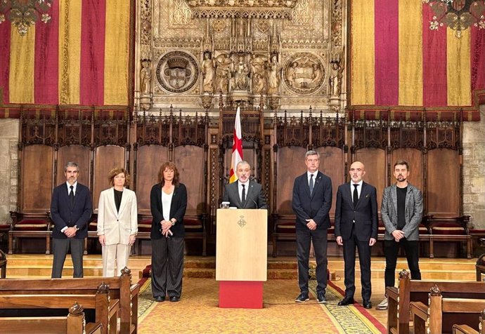 El alcalde de Barcelona, Jaume Collboni, y los presidentes de los grupos municipales en el Ayuntamiento