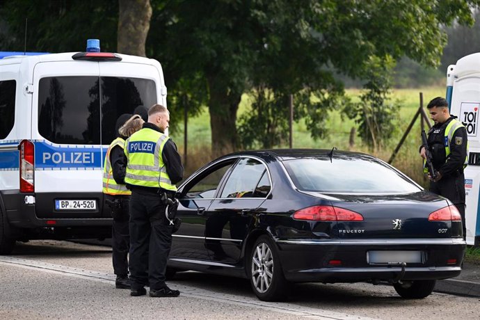 Archivo - Control policial en un paso fronterizo entre Alemania y Bélgica