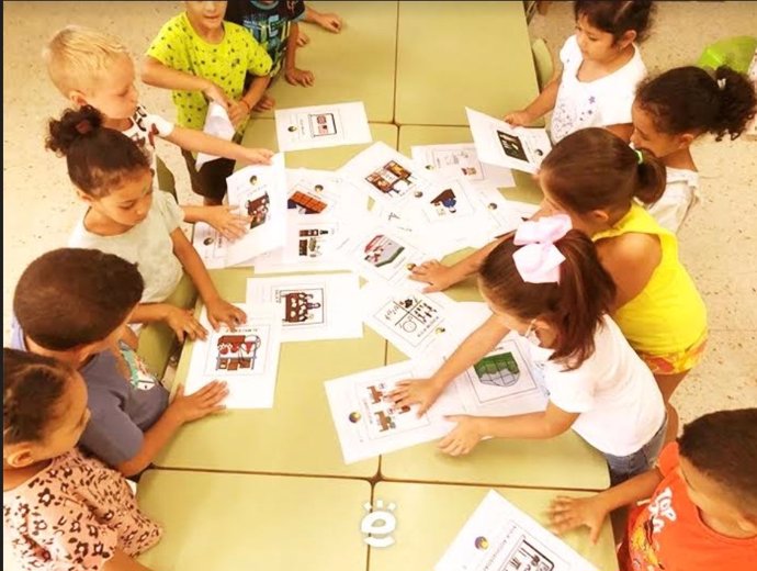 Niños en escuela.