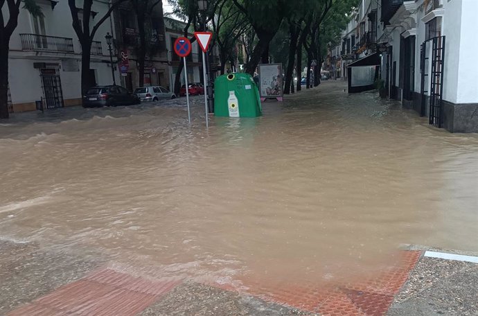 Calle Porvera en Jerez con agua acumulada por las lluvias de la Dana que atraviesa la provincia. (Imagen de archivo)