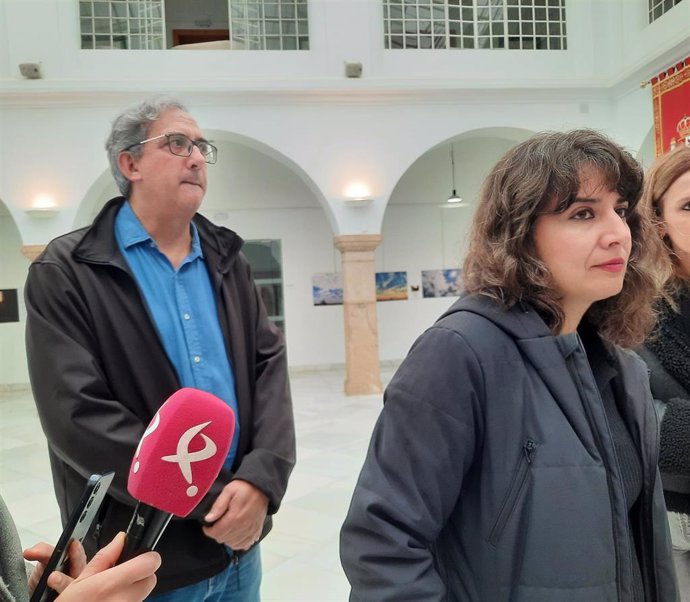 La portavoz de Unidas por Extremadura, Irene de Miguel, junto al diputado de su grupo Joaquín Macías, en declaraciones a los medios tras participar en un minuto de silencio a las puertas de la Asamblea por los afectados por la DANA