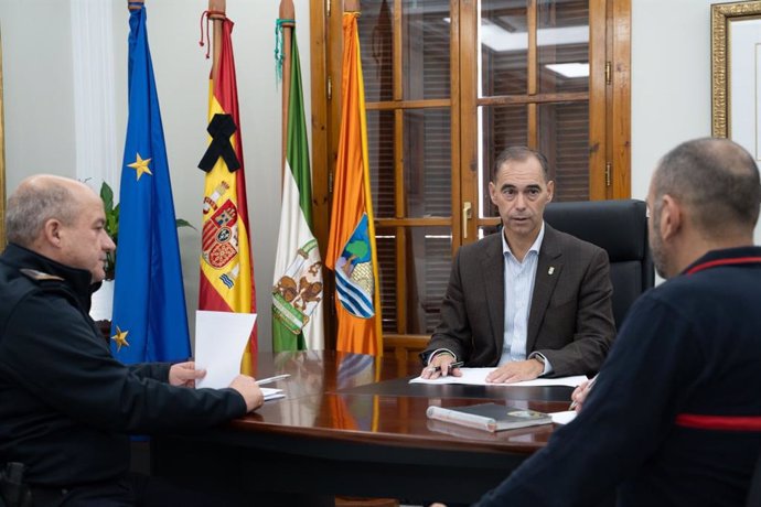 El alcalde de Benalmádena, Juan Antonio Lara, en una reunión con los máximos responsables de Bomberos y Policía Local