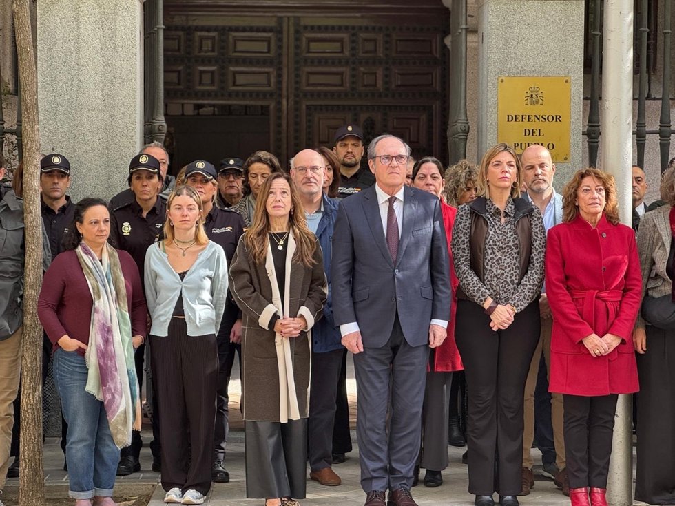 El personal del Defensor del Pueblo guarda un minuto de silencio por las víctimas de la DANA