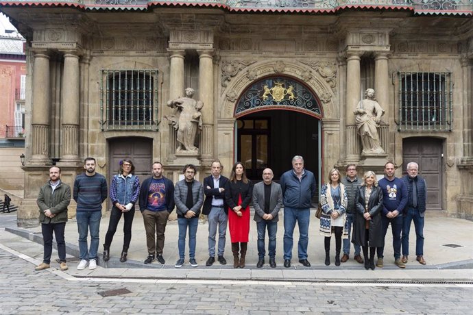 El Ayuntamiento de Pamplona se concentra en "apoyo y solidaridad" con las víctimas de la DANA