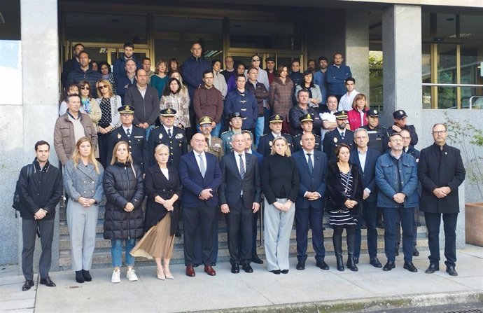 Medio centenar de personas, en su mayoría empleados públicos pero también responsables políticos de las distintas administraciones, se concentra ante la Delegación del Gobierno en CyL para solidarizarse con los damniificados por la DANA.