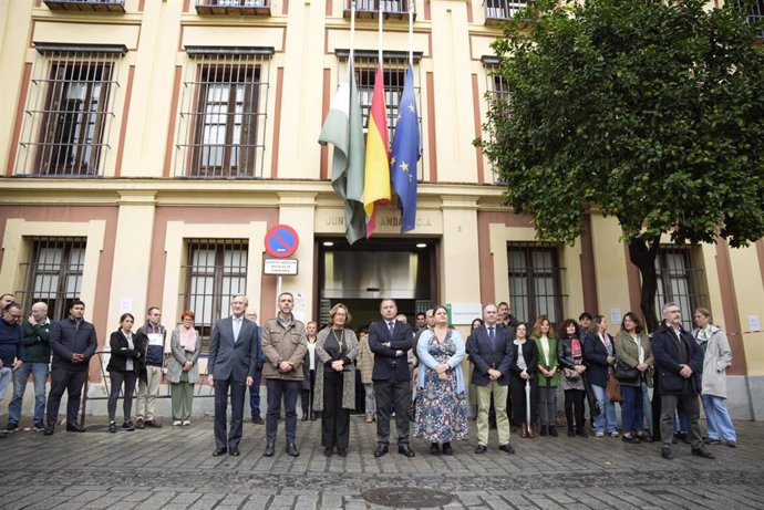 El delegado de la Junta en Sevilla, Ricardo Sánchez, junto a los delegados territoriales de la provincia, el personal de la Delegación y ciudadanos que han querido sumarse.