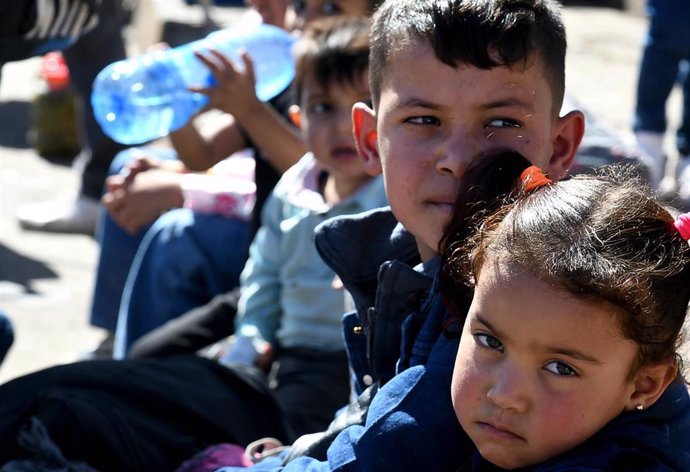 Niños libaneses llegados al paso de Jdeidet Yabus, en la frontera entre Líbano y Siria (archivo)