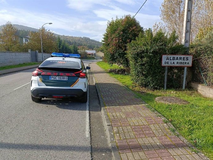 Agentes de la Guardia Civil en la localidad de Albares de la Ribera (León).