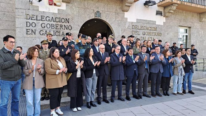 Minuto de silencio ante la Delegación del Gobierno en Galicia, en A Coruña