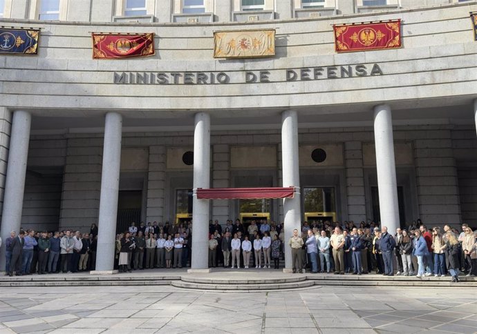 El personal del Ministerio de Defensa guarda un minuto de silencio por las víctimas de la DANA.