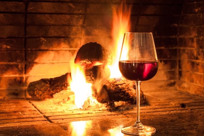 Vino en una chimenea