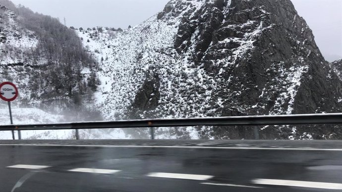 Archivo - Una montaña con nieve desde la AP-66