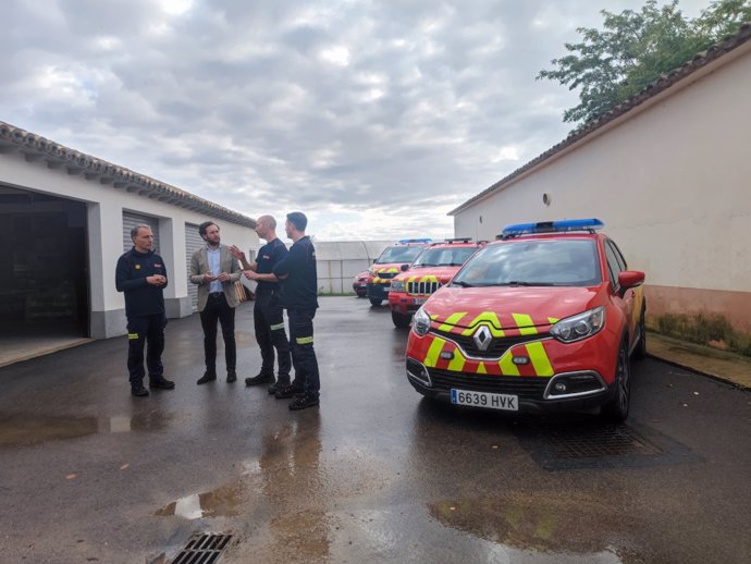 El presidente de la DPH, Isaac Claver, visita las instalaciones del servicio provincial de bomberos.