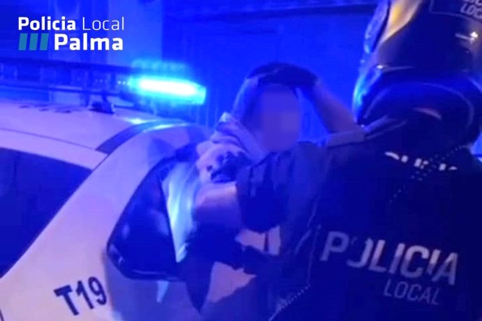 Agentes de la Policía Local de Palma con el detenido por violencia de género en Camp Redó.