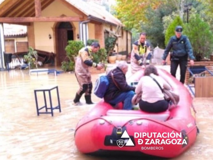 Desalojo de los huéspedes del Balneario de la Virgen de Jaraba en barcas neumáticas.