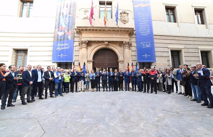 El jefe del Ejecutivo autonómico, Fernando López Miras, preside el minuto de silencio convocado por el Gobierno de la Región de Murcia como muestra de duelo por las víctimas mortales de la DANA