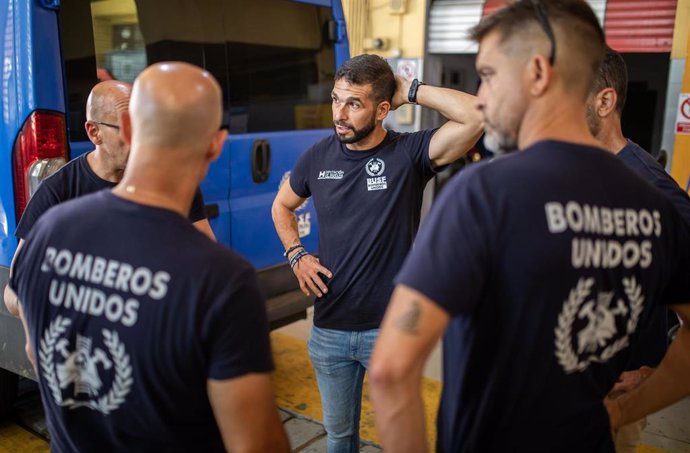 Archivo - Miembros de Bomberos Unidos Sin Fronteras en Huelva, en una imagen de archivo.