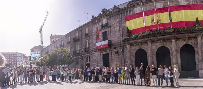 Minuto de silencio en Torrelavega por las víctimas de la DANA