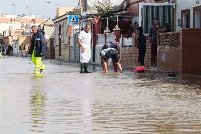 Vecinos en la calle Buen Pastor, de San Fernando, arriada de agua , a 31 de octubre de 2024, en Cádiz (Andalucía, España). 