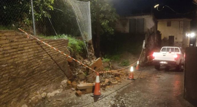 Estado en el que quedó un muro del casco urbano de Utrillas por la acumulación del agua.