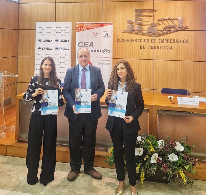 Maria del Carmen Delgado, directora del departamento de Economía de la Universidad Loyola y del informe; Luis Fernández-Palacios, secretario general de CEA; Laura Padilla, secretaria del departamento de Economía de la Universidad Loyola.