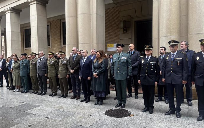 Minuto de silencio frente a la Delegación del Gobierno en Aragón.