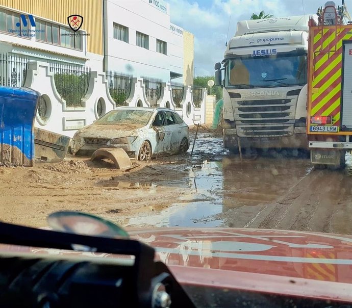 Catorce bomberos del CPB trabajan ya en la provincia de Valencia para apoyar en las labores de búsqueda y rescate de personas por la DANA