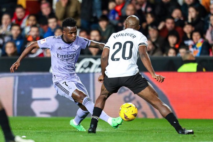 Archivo - El delantero del Real Madrid Vinícius Júnior, ante el valencianista Foulquier, en Mestalla.