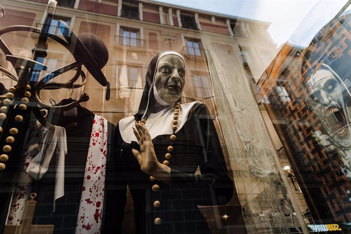 Archivo - Un disfraz para Haloween expuesto en el escaparate de una tienda