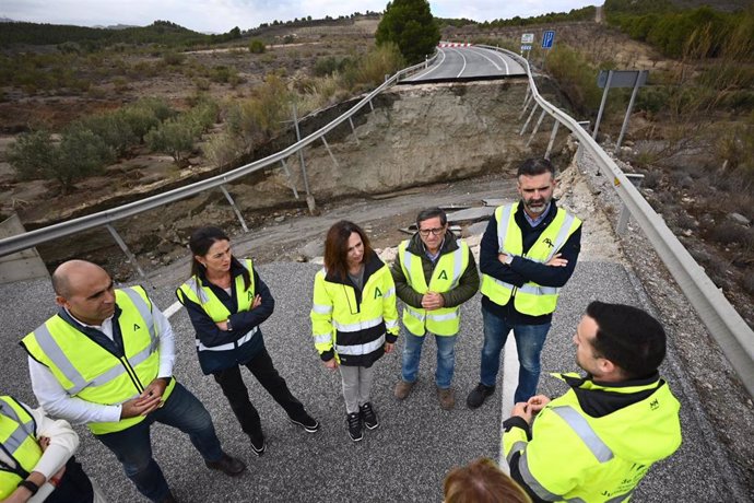 La consejera de Fomento, Rocío Díaz, y el consejero de Agricultura, Ramón Fernández-Pacheco, visitan los daños en la A-334 a su paso por Serón (Almería) por el temporal.