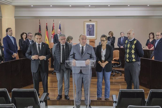 El presidente de la Diputación, Miguel Ángel de Vicente (centro), con los portavoces Máximo San Macario (PSOE) (izda), José María Bravo (PP), Ana Peñalosa (IU) y Pedro Varela (VOX), durante la lectura de la declaración institucional.